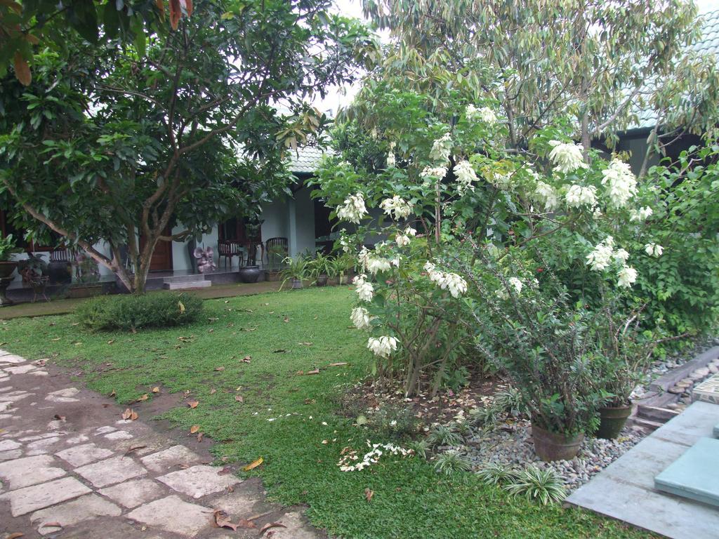 Couette-café Rumah Sawah 2*